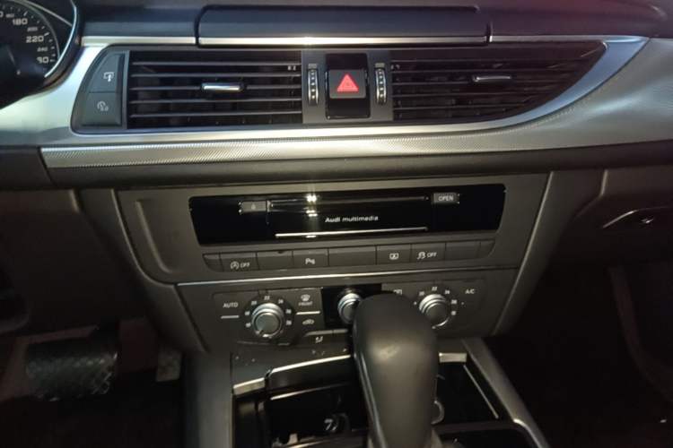 Used Audi A6L 2018 30th Anniversary Edition 35 TFSI Fashion Model Audio And AC Panel