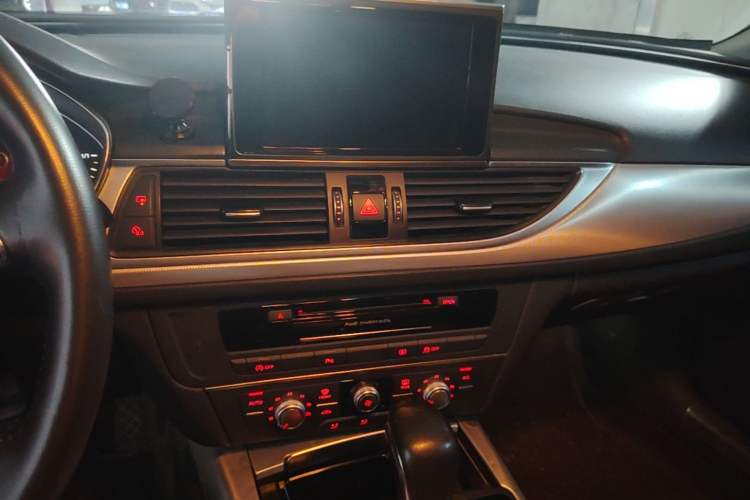 Used Audi A6L 2018 30th Anniversary Edition TFSI Trendy Model Audio And AC Panel