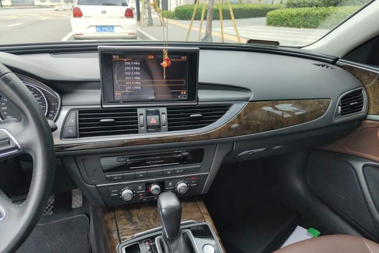 Used Audi A6L 2018 30th Anniversary Edition TFSI Trendy Model Audio And AC Panel