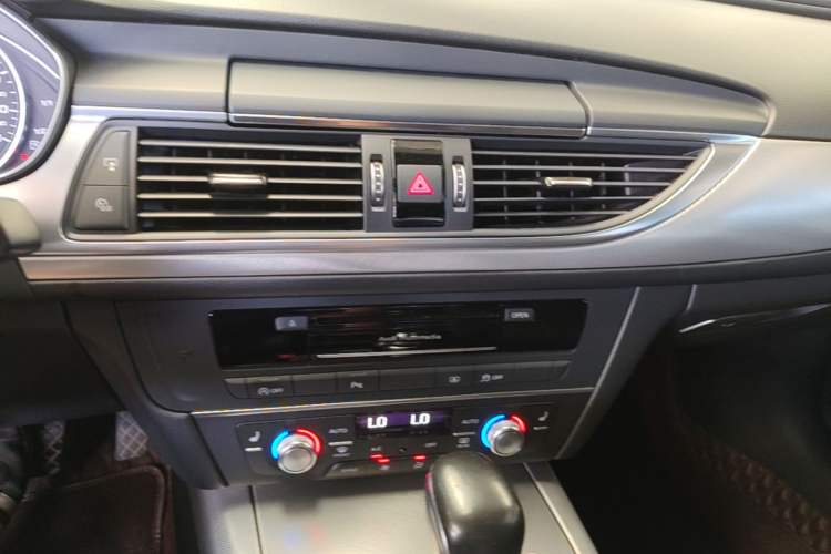 Used Audi A6L 2018 30th Anniversary Edition 35 TFSI Fashion Model Audio And AC Panel