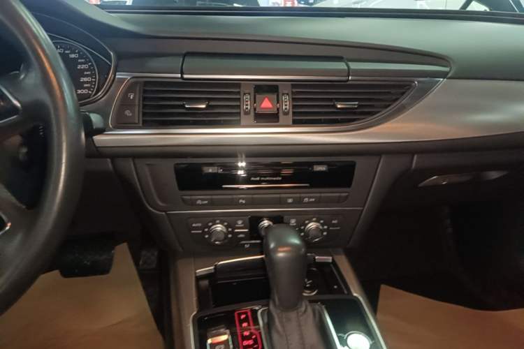 Used Audi A6L 2018 30th Anniversary Edition 35 TFSI Fashion Model Audio And AC Panel