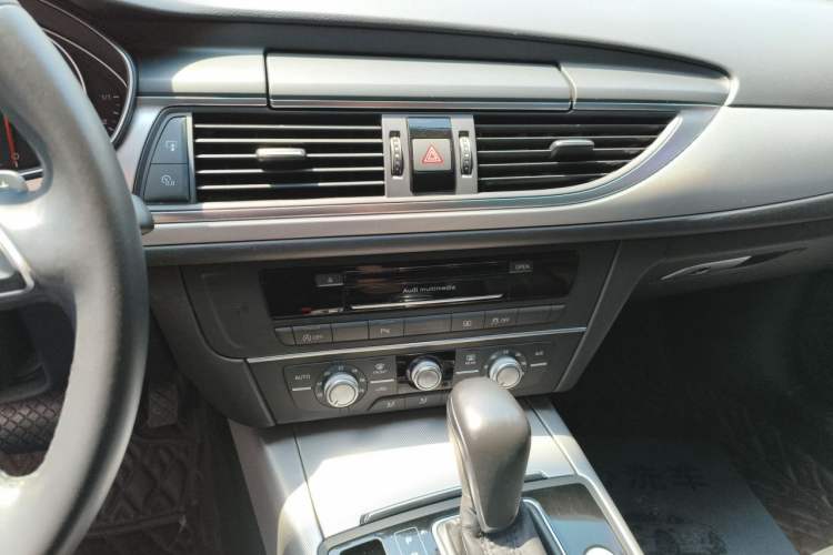 Used Audi A6L 2018 30th Anniversary Edition TFSI Trendy Model Audio And AC Panel