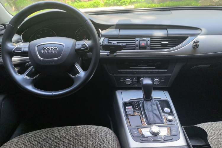 Used Audi A6L 2018 30th Anniversary Edition 35 TFSI Fashion Model Center Console