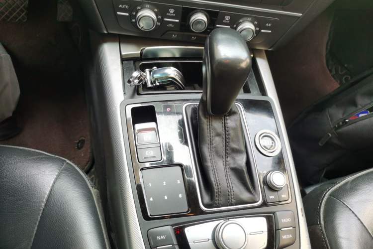 Used Audi A6L 2018 30th Anniversary Edition 35 TFSI Fashion Model Gear Lever