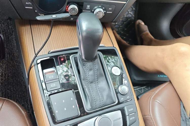 Used Audi A6L 2018 30th Anniversary Edition 35 TFSI Fashion Model Gear Lever