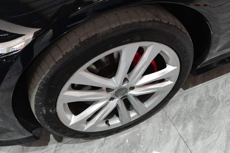 Used Audi A6L 2018 30th Anniversary Edition 45 TFSI quattro Sport model Left Front Wheel Hub