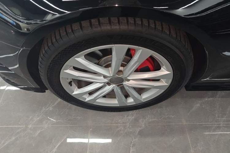 Used Audi A6L 2018 30th Anniversary Edition 45 TFSI quattro Sport model Left Front Wheel Hub