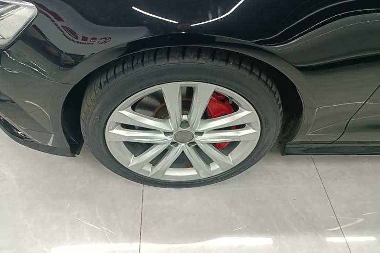 Used Audi A6L 2018 30th Anniversary Edition 45 TFSI quattro Sport model Left Front Wheel Hub