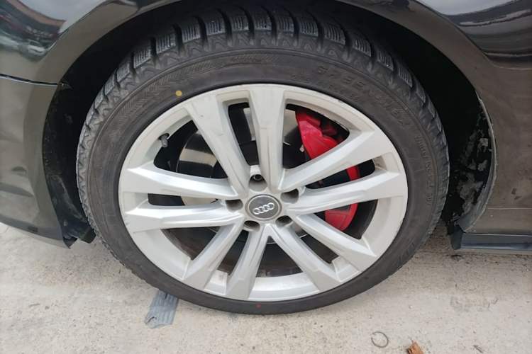 Used Audi A6L 2018 30th Anniversary Edition 45 TFSI quattro Sport model Left Front Wheel Hub