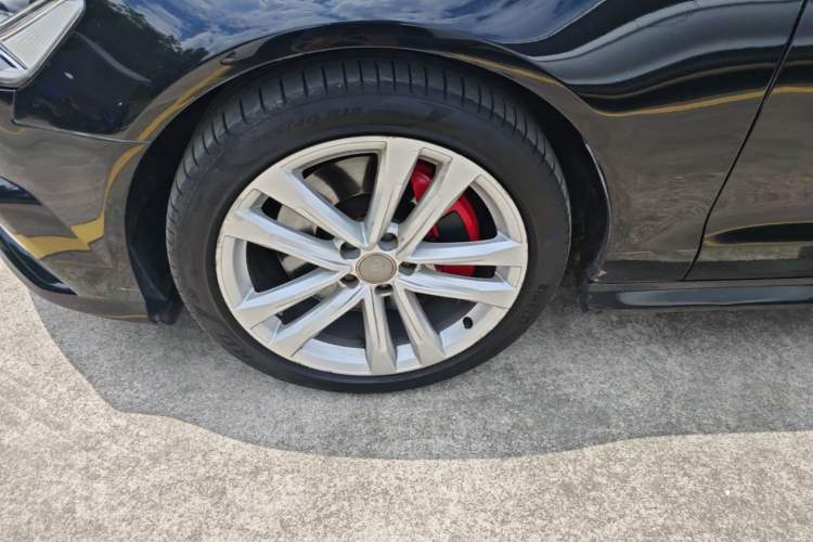 Used Audi A6L 2018 30th Anniversary Edition 45 TFSI quattro Sport model Left Front Wheel Hub