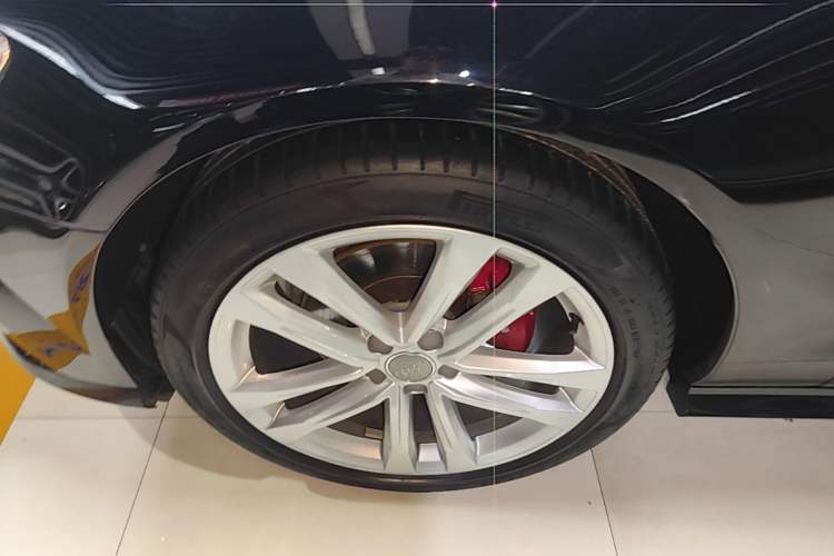 Used Audi A6L 2018 30th Anniversary Edition 35 TFSI Sport Edition Left Front Wheel Hub