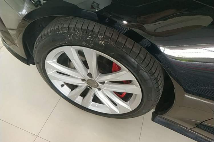 Used Audi A6L 2018 30th Anniversary Edition 45 TFSI quattro Sport model Left Front Wheel Hub