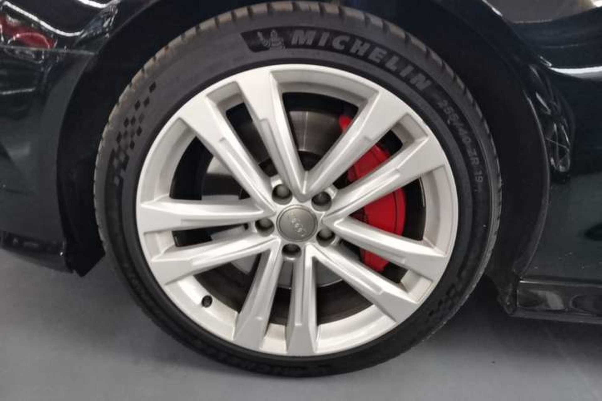 Used Audi A6L 2018 30th Anniversary Edition 45 TFSI quattro Luxury Model Left Front Wheel Hub