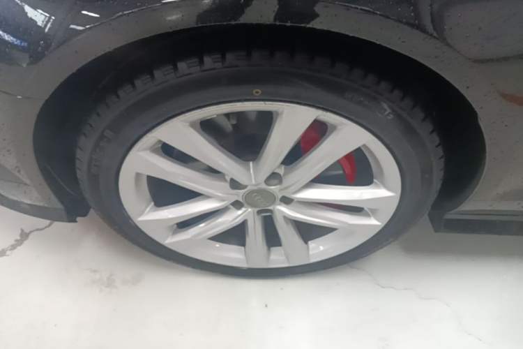 Used Audi A6L 2018 30th Anniversary Edition 45 TFSI quattro Sport model Left Front Wheel Hub