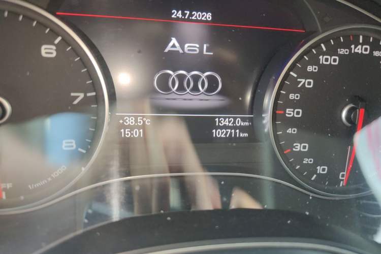 Used Audi A6L 2018 30th Anniversary Edition 35 TFSI Fashion Model Odometer Close Up