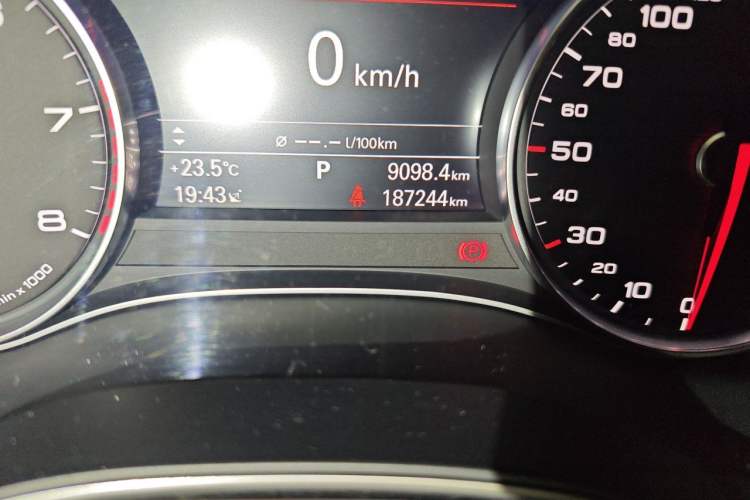 Used Audi A6L 2018 30th Anniversary Edition 35 TFSI Fashion Model Odometer Close Up