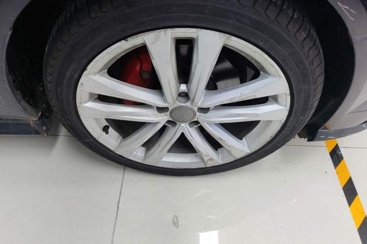 Used Audi A6L 2018 30th Anniversary Edition 35 TFSI Sport Edition Right Front Wheel Hub