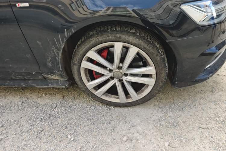 Used Audi A6L 2018 30th Anniversary Edition 45 TFSI quattro Sport model Right Front Wheel Hub
