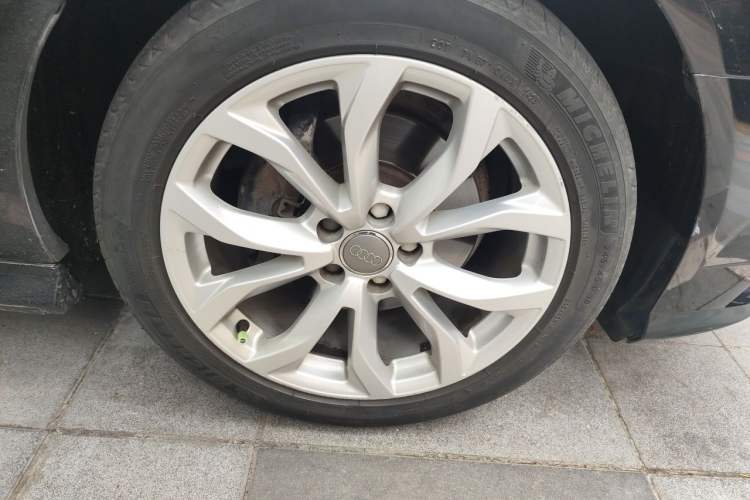 Used Audi A6L 2018 30th Anniversary Edition 35 TFSI Fashion Model Right Front Wheel Hub