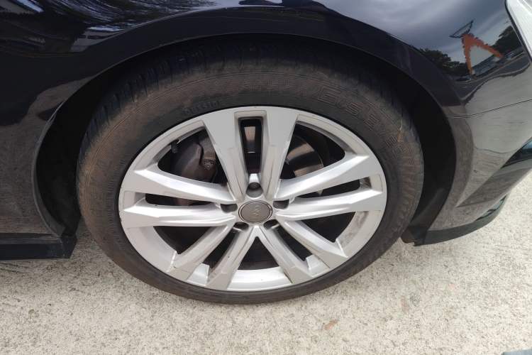 Used Audi A6L 2018 30th Anniversary Edition 35 TFSI Sport Edition Right Front Wheel Hub