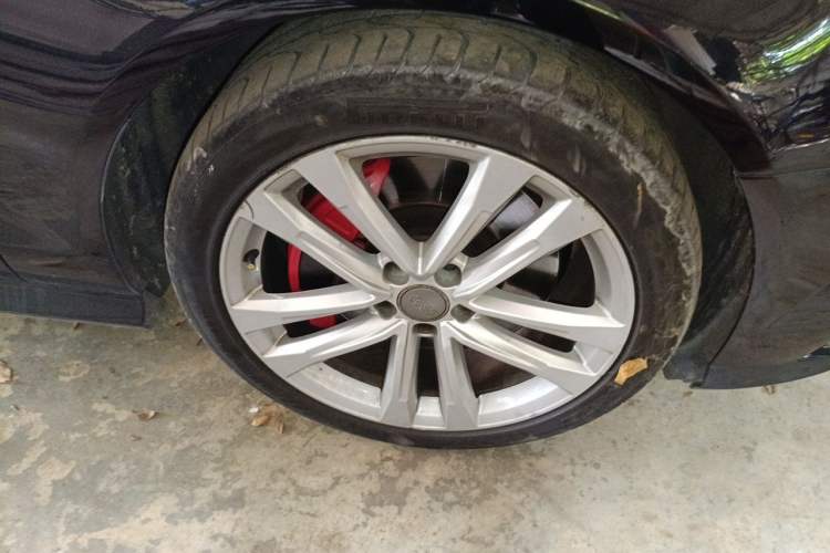 Used Audi A6L 2018 30th Anniversary Edition 45 TFSI quattro Sport model Right Front Wheel Hub