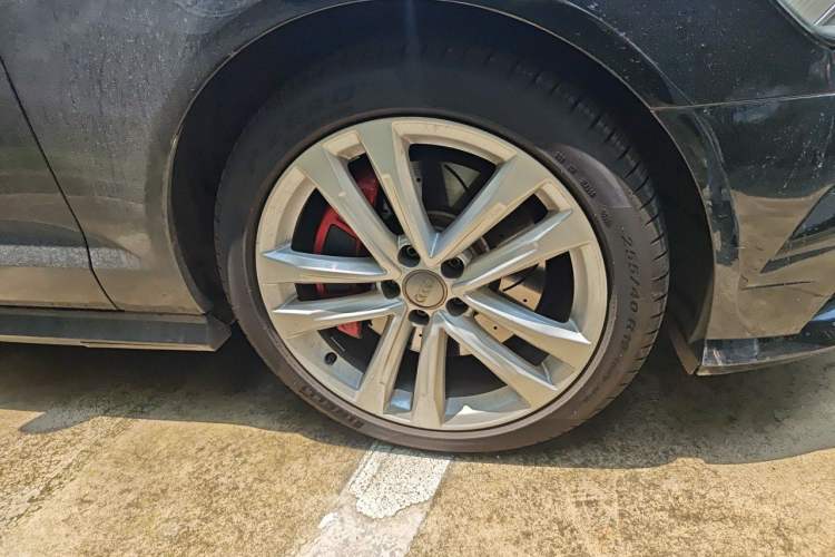 Used Audi A6L 2018 30th Anniversary Edition 45 TFSI quattro Sport model Right Front Wheel Hub
