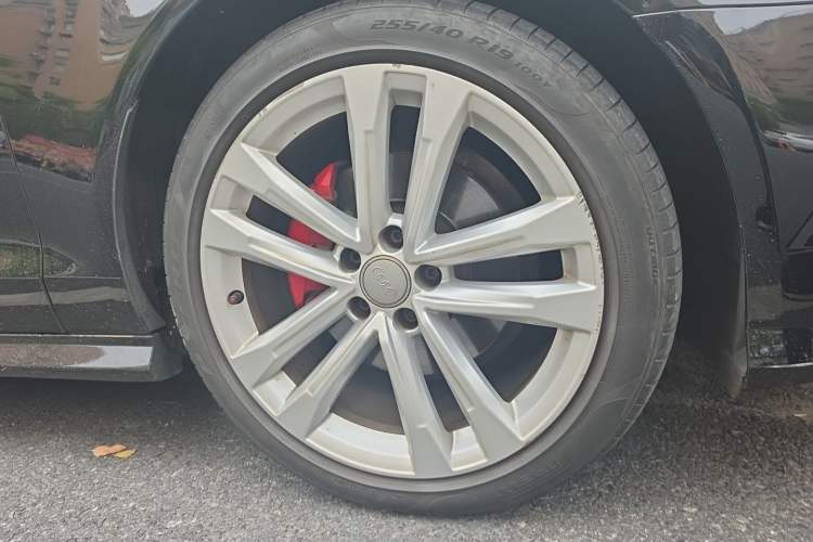 Used Audi A6L 2018 30th Anniversary Edition 35 TFSI Sport Edition Right Front Wheel Hub