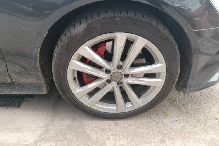 Used Audi A6L 2018 30th Anniversary Edition 45 TFSI quattro Sport model Right Front Wheel Hub