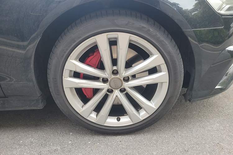 Used Audi A6L 2018 30th Anniversary Edition 45 TFSI quattro Sport model Right Front Wheel Hub