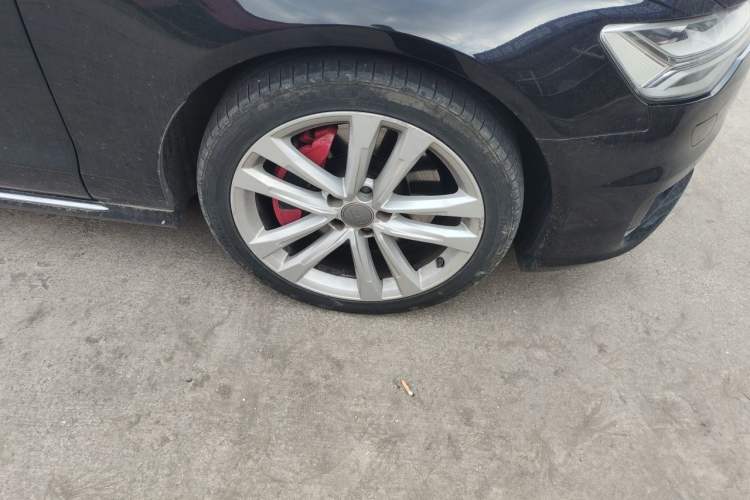 Used Audi A6L 2018 30th Anniversary Edition 45 TFSI quattro Sport model Right Front Wheel Hub
