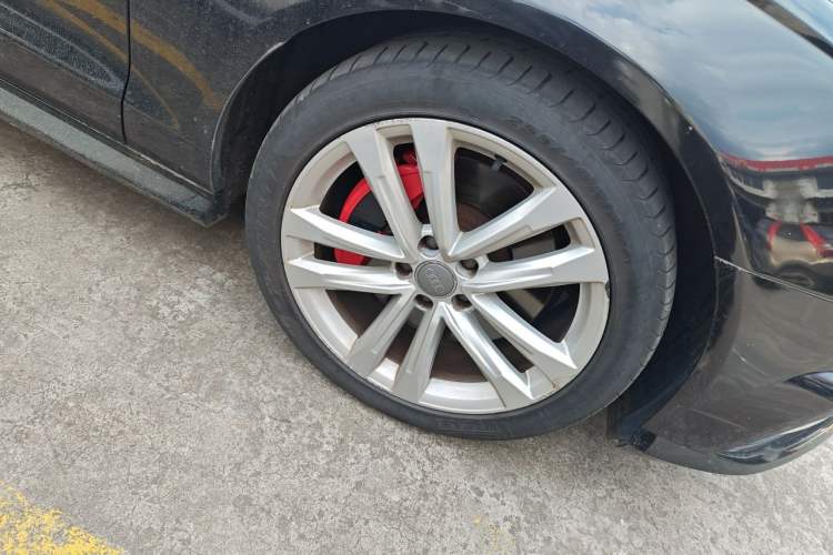 Used Audi A6L 2018 30th Anniversary Edition 45 TFSI quattro Sport model Right Front Wheel Hub