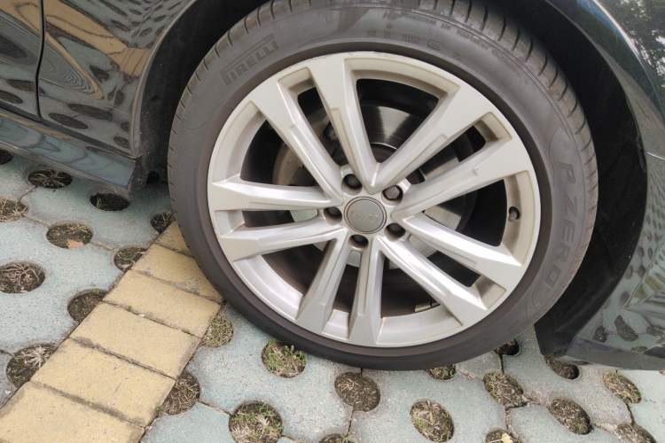 Used Audi A6L 2018 30th Anniversary Edition 35 TFSI Fashion Model Right Front Wheel Hub
