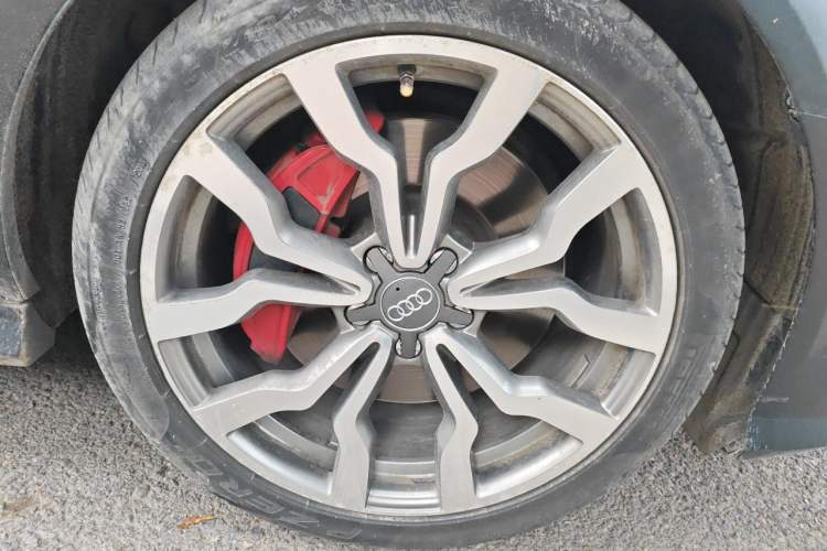 Used Audi A6L 2018 30th Anniversary Edition 45 TFSI quattro Sport model Right Front Wheel Hub