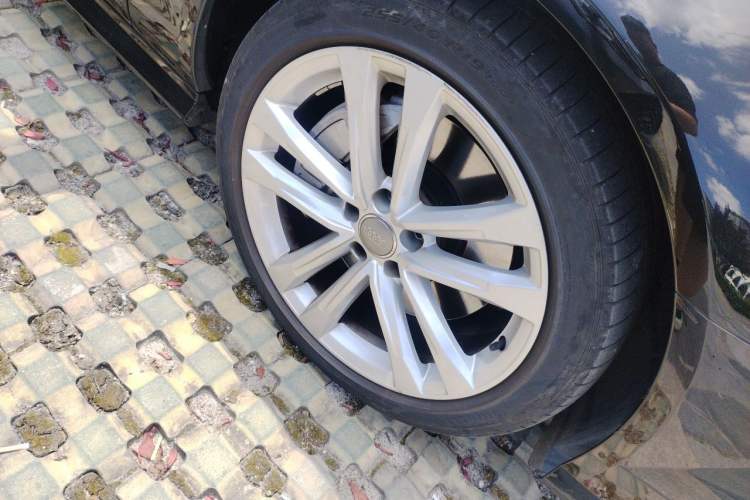 Used Audi A6L 2018 30th Anniversary Edition 45 TFSI quattro Luxury Model Right Front Wheel Hub