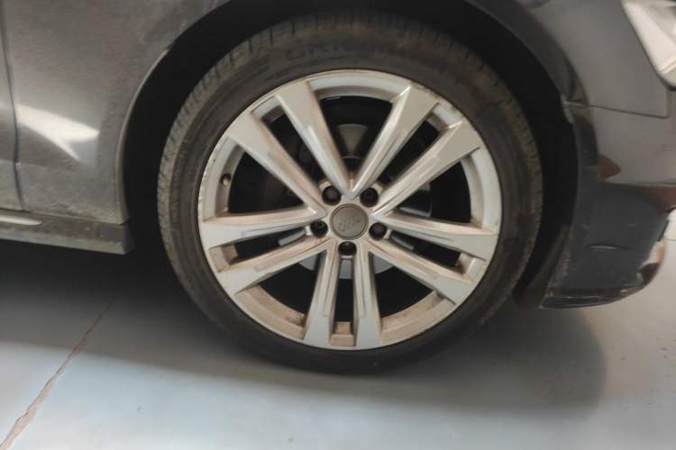 Used Audi A6L 2018 30th Anniversary Edition 35 TFSI Sport Edition Right Front Wheel Hub
