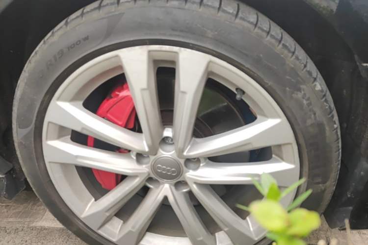 Used Audi A6L 2018 30th Anniversary Edition 45 TFSI quattro Sport model Right Front Wheel Hub