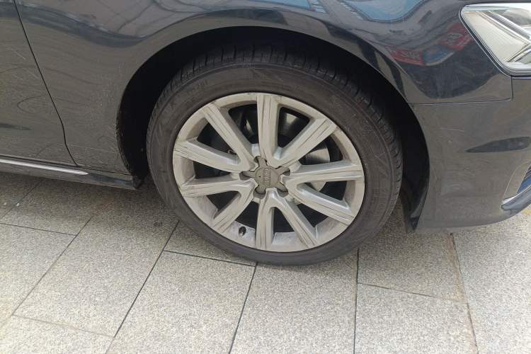 Used Audi A6L 2018 30th Anniversary Edition TFSI Trendy Model Right Front Wheel Hub
