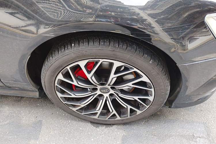 Used Audi A6L 2018 30th Anniversary Edition 45 TFSI quattro Sport model Right Front Wheel Hub