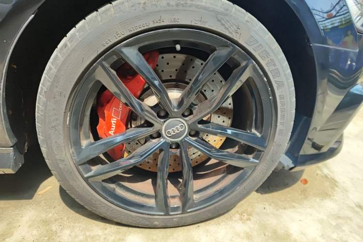 Used Audi A6L 2018 30th Anniversary Edition 35 TFSI Fashion Model Right Front Wheel Hub