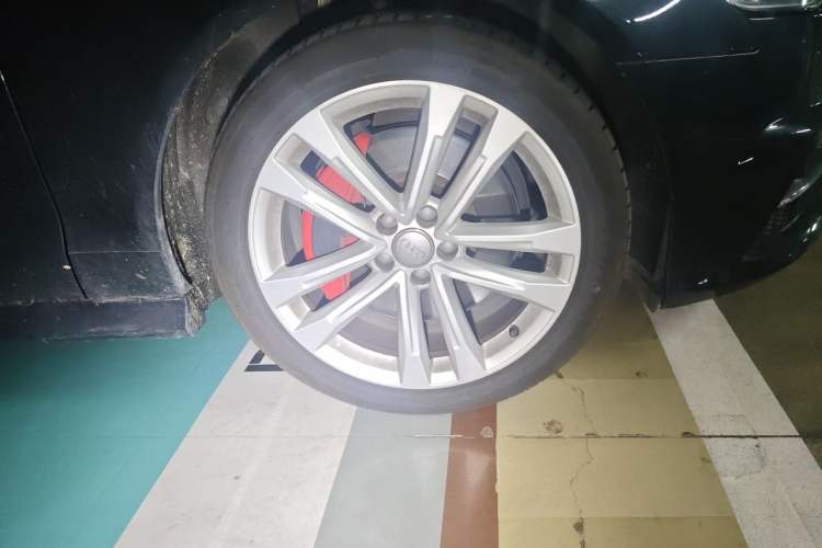 Used Audi A6L 2018 30th Anniversary Edition 45 TFSI quattro Sport model Right Front Wheel Hub
