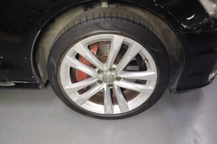 Used Audi A6L 2018 30th Anniversary Edition 45 TFSI quattro Sport model Right Front Wheel Hub