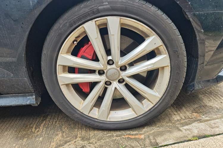 Used Audi A6L 2018 30th Anniversary Edition 45 TFSI quattro Sport model Right Front Wheel Hub