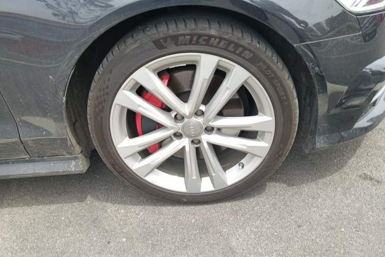 Used Audi A6L 2018 30th Anniversary Edition 45 TFSI quattro Sport model Right Front Wheel Hub