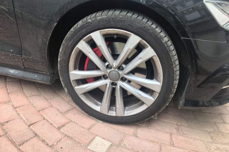 Used Audi A6L 2018 30th Anniversary Edition 45 TFSI quattro Sport model Right Front Wheel Hub