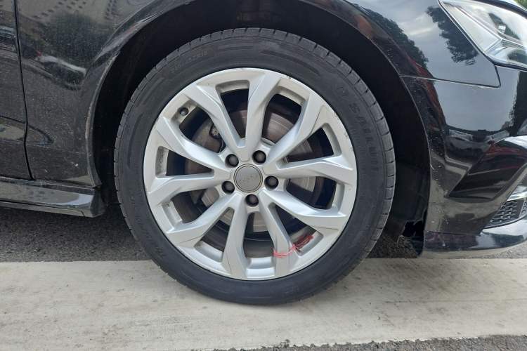 Used Audi A6L 2018 30th Anniversary Edition 35 TFSI Fashion Model Right Front Wheel Hub