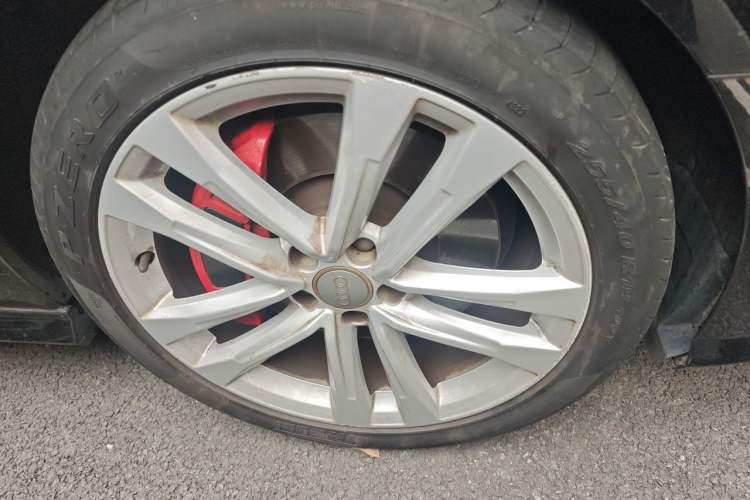 Used Audi A6L 2018 30th Anniversary Edition 45 TFSI quattro Sport model Right Front Wheel Hub