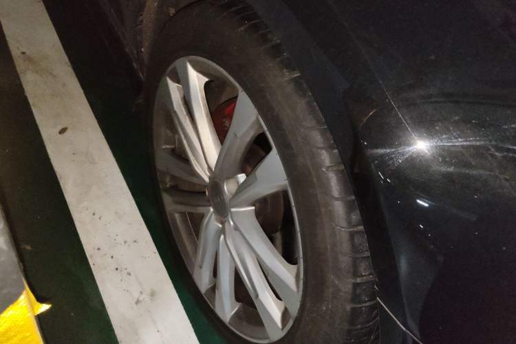 Used Audi A6L 2018 30th Anniversary Edition 35 TFSI Sport Edition Right Front Wheel Hub
