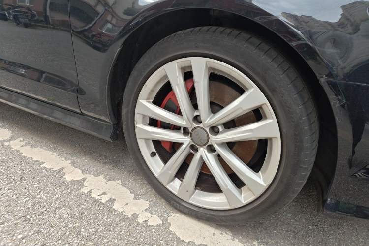 Used Audi A6L 2018 30th Anniversary Edition 45 TFSI quattro Sport model Right Front Wheel Hub