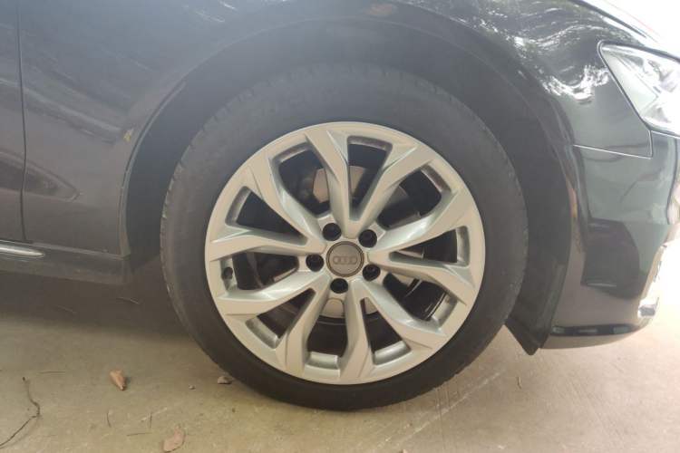 Used Audi A6L 2018 30th Anniversary Edition 35 TFSI Fashion Model Right Front Wheel Hub