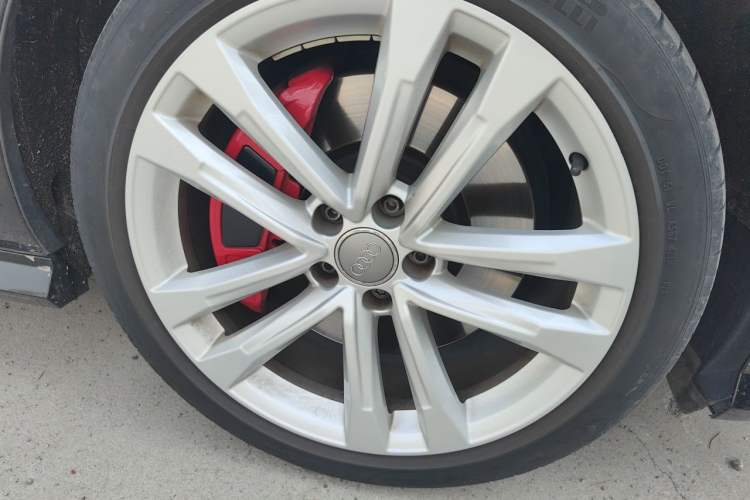 Used Audi A6L 2018 30th Anniversary Edition 45 TFSI quattro Sport model Right Front Wheel Hub